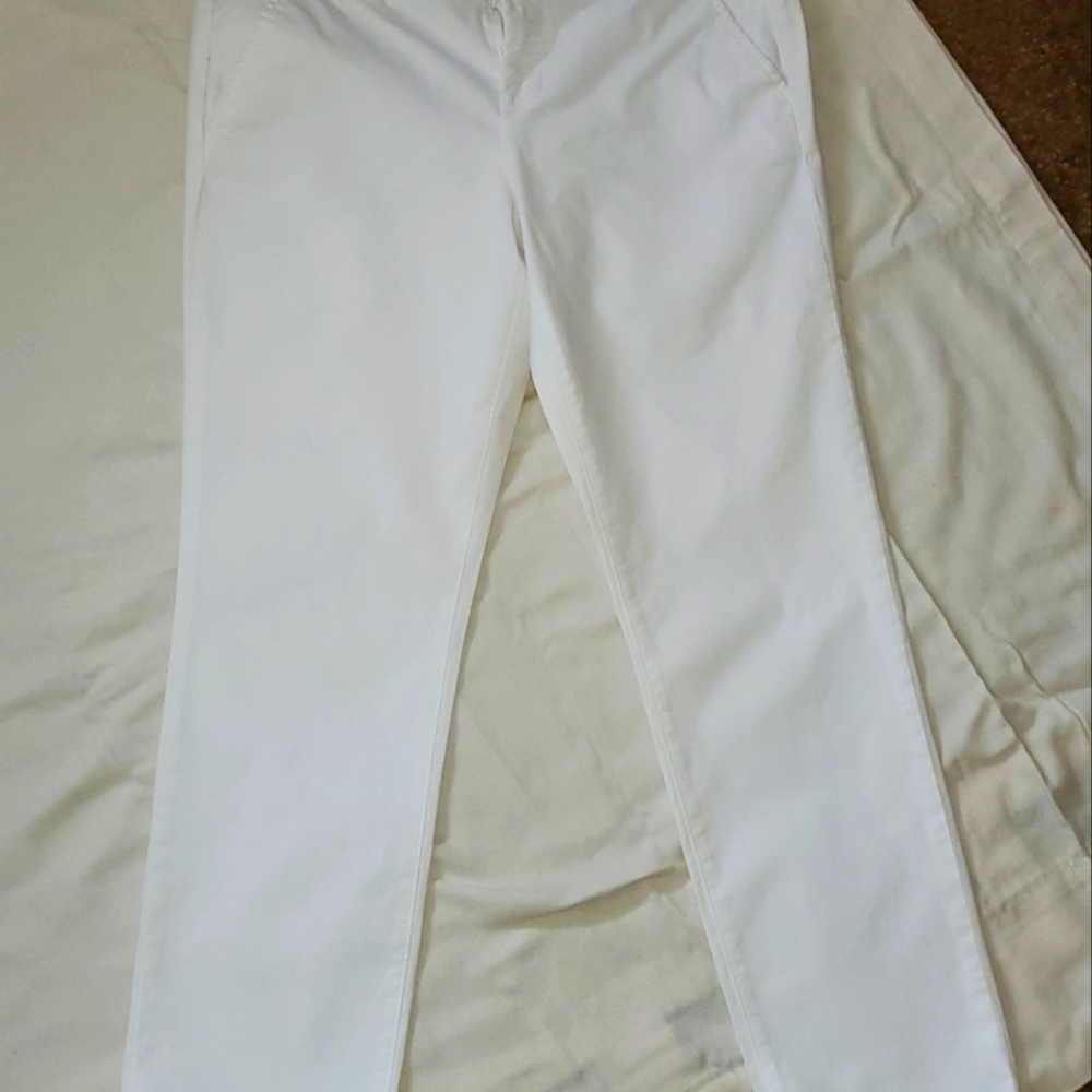 White capri pants, by Stylus. Size 10